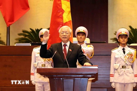 Tổng Bí thư Nguyễn Phú Trọng, Chủ tịch nước CHXHCN Việt Nam nhiệm kỳ 2016-2021 thực hiện nghi thức tuyên thệ nhậm chức. (Ảnh: Trí Dũng/TTXVN)