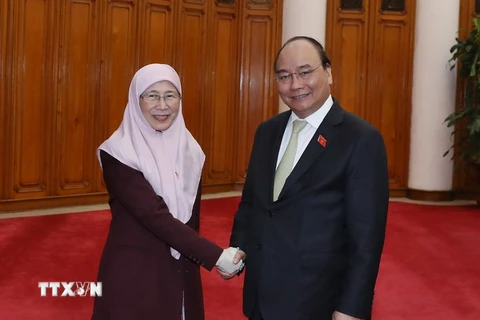 Thủ tướng Nguyễn Xuân Phúc tiếp Phó Thủ tướng Malaysia Wan Azizah. (Ảnh: Thống Nhất/TTXVN)
