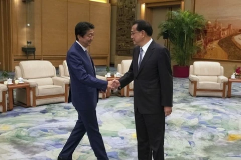 Thủ tướng Nhật Bản Shinzo Abe và Thủ tướng Trung Quốc Lý Khắc Cường. (Nguồn: AP)