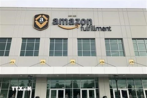 Biểu tượng Amazon tại trung tâm kho vận ở Washington DC., Mỹ. (Nguồn: Kyodo/TTXVN)