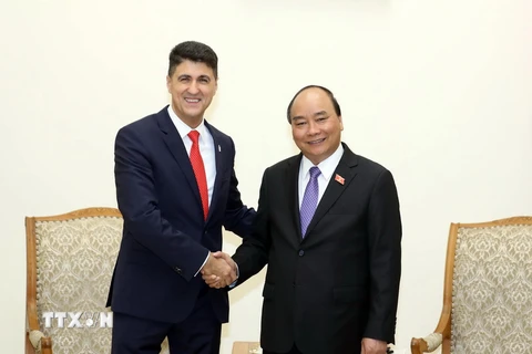 Thủ tướng Nguyễn Xuân Phúc tiếp ông Calin Dragan, Chủ tịch Tập đoàn đầu tư đóng chai Coca-Cola. (Ảnh: Thống Nhất/TTXVN)