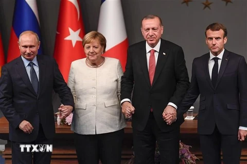 (Từ trái) Tổng thống Nga Vladimir Putin, Thủ tướng Đức Angela Merkel, Tổng thống Thổ Nhĩ Kỳ Recep Tayyip Erdogan và Tổng thống Pháp Emmanuel Macron tại cuộc họp báo chung ở Istabul. (Nguồn: AFP/TTXVN)