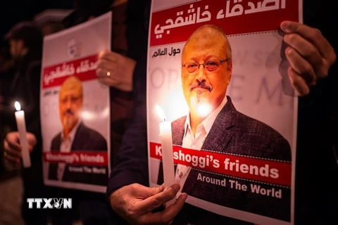 Thắp nến tưởng niệm nhà báo Jamal Khashoggi bên ngoài lãnh sự quán Saudi Arabia ở Istanbul (Thổ Nhĩ Kỳ). (Nguồn: AFP/TTXVN)