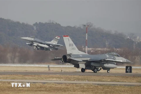 Máy bay chiến đấu F-16 của Mỹ cất cánh tại căn cứ không quân Osan, thành phố Pyeongtaek, Hàn Quốc, tham gia cuộc tập trận chung Vigilant Ace tháng 12/2017. (Nguồn: AFP/TTXVN)