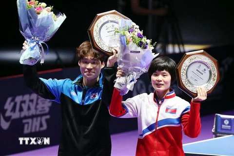 Cặp vận động viên bóng bàn Jang Woo-jin (phải) của Hàn Quốc và Cha Hyo-sim của Triều Tiên giành Huy chương Vàng giải bóng bàn quốc tế Hàn Quốc Mở rộng hồi tháng 7/2018. (Nguồn: Yonhap/TTXVN)