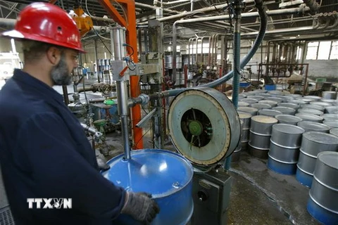 Công nhân làm việc tại nhà máy lọc dầu Dura ở ngoại ô Baghdad, Iraq. (Nguồn: AFP/TTXVN)