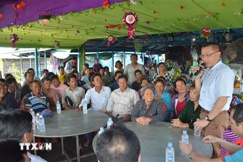 Đại sứ Vũ Quang Minh thăm hỏi bà con tại huyện Boribo. (Ảnh: Nhóm PV TTXVN thường trú tại Campuchia)