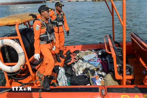 Lực lượng cứu hộ tìm kiếm nạn nhân vụ rơi máy bay của hãng hàng không Lion Air tại cảng Tanjung Priok, Jakarta, Indonesia. (Nguồn: THX/TTXVN)