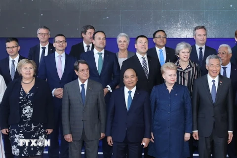 Thủ tướng Nguyễn Xuân Phúc và các Trưởng đoàn ASEM chụp ảnh chung. (Ảnh: Thống Nhất/TTXVN)