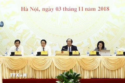 Bộ trưởng, Chủ nhiệm Văn phòng Chính phủ Mai Tiến Dũng (thứ hai bên trái) chủ trì buổi họp báo. (Ảnh: Văn Điệp/TTXVN)