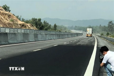 Điểm hư hỏng trên cao tốc Đà Nẵng-Quảng Ngãi vừa được sửa chữa. (Ảnh: Trần Tĩnh/TTXVN)