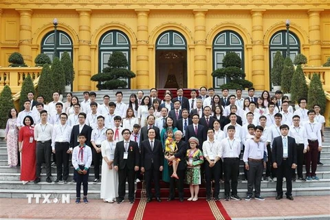 Tổng Bí thư, Chủ tịch nước Nguyễn Phú Trọng và các đại biểu chụp ảnh chung với các em học sinh, sinh viên tiêu biểu, xuất sắc. (Ảnh: Trí Dũng/TTXVN)