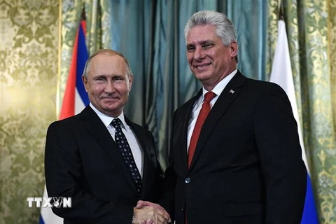 Tổng thống Nga Vladimir Putin (phải) và Chủ tịch Hội đồng Nhà nước và Hội đồng Bộ trưởng Cuba Miguel Diaz-Canel trong cuộc gặp tại Moskva. (Nguồn: AFP/TTXVN)
