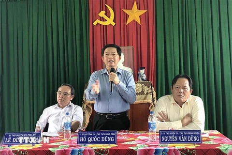 Chủ tịch UBND tỉnh Bình Định Hồ Quốc Dũng giải đáp những thắc mắc, kiến nghị của người dân thôn Mỹ Phú Bắc. (Ảnh: Nguyên Linh/TTXVN)