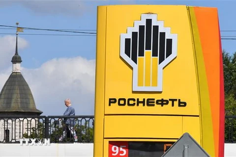 Biểu tượng Tập đoàn dầu khí Rosneft tại trạm xăng ở Moskva, Nga. (Nguồn: AFP/TTXVN)
