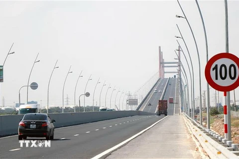 Phương tiện lưu thông trên cầu Bạch Đằng. (Ảnh: Văn Đức/TTXVN)