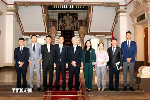 Ông Lê Thanh Liêm (thứ 4 từ trái sang phải) chụp ảnh lưu niệm với ông Ken Kawai (giữa) và các đại biểu. (Ảnh: Xuân Khu/TTXVN)