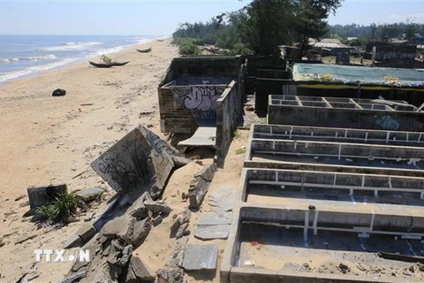 Bờ biển ở xã Phú Thuận, huyện Phú Vang bị sạt lở vào sát khu dân cư. (Ảnh: Hồ Cầu/TTXVN)