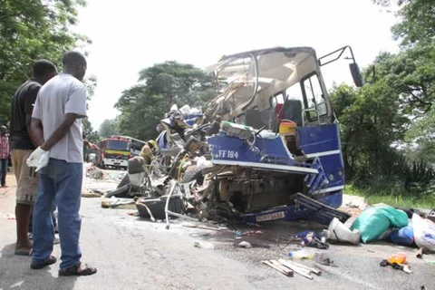 Hiện trường một vụ tai nạn xe buýt tại Zimbabwe. (Nguồn: contribute.pindula.co.zw)