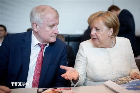 Bộ trưởng Nội vụ Horst Seehofer (trái) trong một cuộc họp với Thủ tướng Đức Angela Merkel tại Berlin. (Nguồn: AFP/TTXVN)
