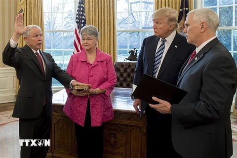 Ông Jeff Sessions (trái) tuyên thệ nhậm chức Bộ trưởng Tư pháp Mỹ trước Tổng thống Donald Trump (thứ hai, phải) và Phó Tổng thống Mike Pence (phải) tại Washington, DC., ngày 9/2/2017. (Nguồn: AFP/TTXVN)