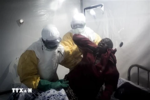 Nhân viên y tế điều trị cho bệnh nhân nhiễm Ebola tại Beni, CHDC Congo. (Nguồn: AFP/TTXVN)