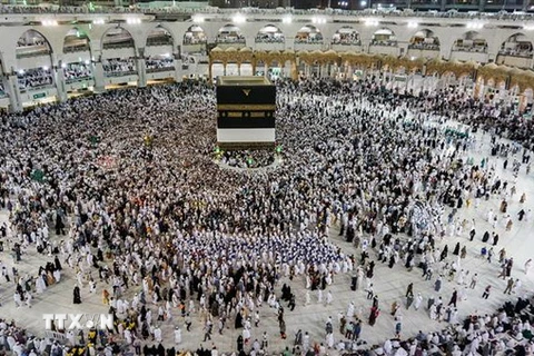 Các tín đồ Hồi giáo cầu nguyện tại Đại lễ đường ở Thánh địa Mecca, Saudi Arabia. (Nguồn: AFP/TTXVN)