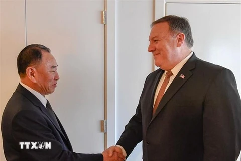 Ngoại trưởng Mỹ Mike Pompeo (phải) và Phó Chủ tịch Ủy ban Trung ương Đảng Lao động Triều Tiên Kim Yong-chol trong cuộc gặp tại New York , Mỹ ngày 31/5. (Nguồn: YONHAP/TTXVN)
