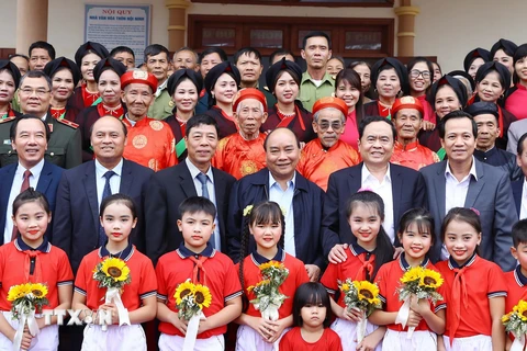 Thủ tướng Nguyễn Xuân Phúc với các đại biểu tham gia Ngày hội đại đoàn kết toàn dân tộc. (Ảnh: Thống Nhất/TTXVN)