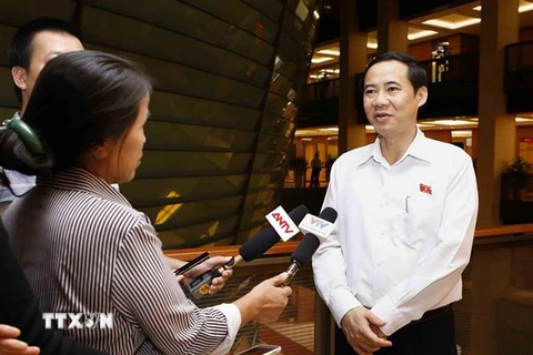 Đại biểu Quốc hội Phú Yên Nguyễn Thái Học trả lời phỏng vấn của phóng viên trong giờ nghỉ giải lao. (Ảnh: Doãn Tấn/TTXVN)