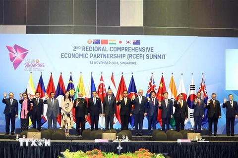 Thủ tướng Nguyễn Xuân Phúc (ngoài cùng, bên trái) cùng các Trưởng đoàn ASEAN và 6 đối tác chụp ảnh chung. (Ảnh: Thống Nhất/TTXVN)