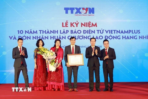 Trưởng Ban Tuyên giáo Trung ương Võ Văn Thưởng trao tặng Huân chương Lao động hạng Nhì của Chủ tịch nước cho Báo Điện tử VietnamPlus. (Ảnh: Hoàng Hùng/TTXVN)