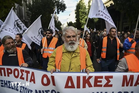 Người lao động tham gia cuộc đình công tại Athens. (Nguồn: AFP/TTXVN)