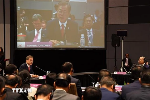 Tổng thống Hàn Quốc Moon Jae-in phát biểu tại Hội nghị Cấp cao Hàn Quốc-ASEAN ở Singapore. (Nguồn: Yonhap/TTXVN)