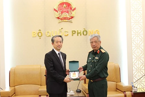 Thượng tướng Nguyễn Chí Vịnh trao quà lưu niệm tặng Đại sứ Hùng Ba. (Nguồn: qdnd.vn)