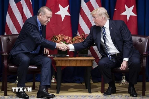 Tổng thống Mỹ Donald Trump (phải) và Tổng thống Thổ Nhĩ Kỳ Recep Tayyip Erdogan trong cuộc gặp tại New York ngày 21/9. (Nguồn: AFP/TTXVN)