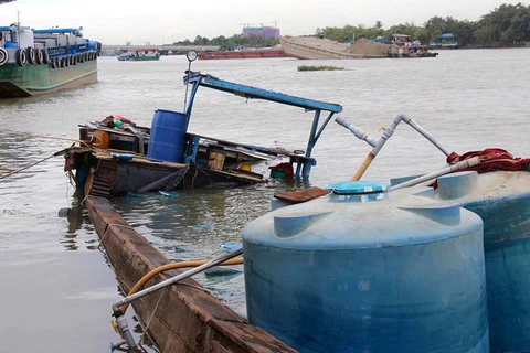 Thuyền chở hóa chất thủng đáy chìm xuống sông Đồng Nai 