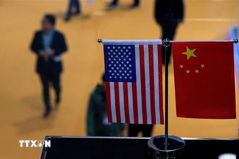 Cờ Mỹ (trái) và cờ Trung Quốc (phải) tại một gian hàng ở Hội chợ nhập khẩu quốc tế Trung Quốc (CIIE), Thượng Hải ngày 6/11. (Nguồn: AFP/TTXVN)