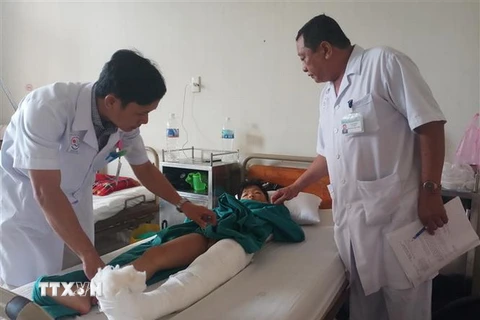 Một nạn nhân bị đất đá đè lên được đưa vào Bệnh viện Đa khoa Khánh Hòa cấp cứu kịp thời, hiện sức khỏe của nạn nhân đã ổn định. (Ảnh: Phan Sáu/TTXVN)