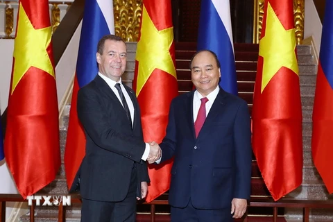 Thủ tướng Nguyễn Xuân Phúc chụp ảnh chung với Thủ tướng Nga Dmitry Medvedev trước khi tiến hành hội đàm. (Ảnh: Thống Nhất/TTXVN)
