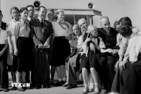 Chủ tịch Hồ Chí Minh và Tổng Bí thư Trường Chinh với các thiếu niên Liên Xô trong chuyến đi thăm kênh đào Moskva (17/7/1955). (Ảnh: TTXVN)