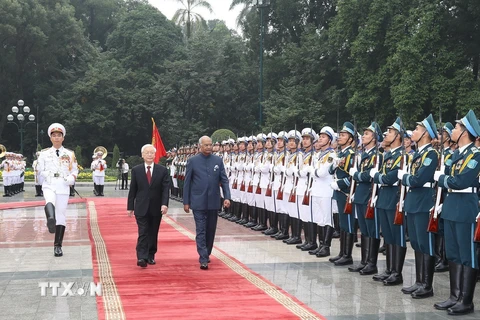 Tổng Bí thư, Chủ tịch nước Nguyễn Phú Trọng và Tổng thống Ấn Độ Ram Nath Kovind duyệt Đội danh dự Quân đội nhân dân Việt Nam. (Ảnh: Trí Dũng/TTXVN)
