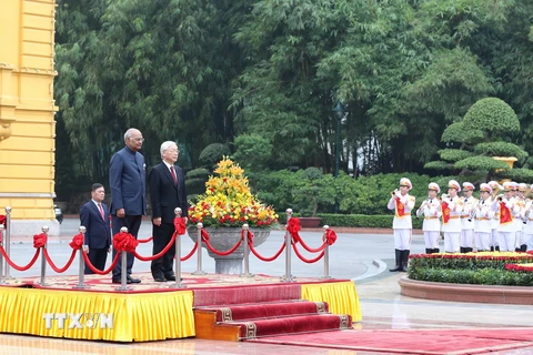 Tổng Bí thư, Chủ tịch nước Nguyễn Phú Trọng và Tổng thống Ấn Độ Ram Nath Kovind trên bục danh dự, nghe Quân nhạc cử Quốc thiều hai nước. (Ảnh: Trí Dũng/TTXVN)