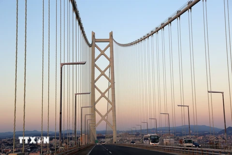 Cầu được bắt đầu xây dựng từ tháng 4/1986 hoàn thành vào tháng 4/1998 với tổng chi phí ước tính khoảng 500 tỷ yen (5 tỷ USD). (Ảnh: Huy Hùng/TTXVN)