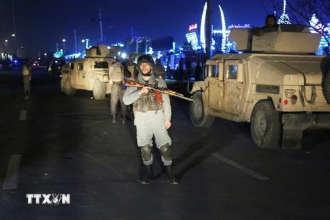 Lực lượng an ninh Afghanistan gác tại hiện trường vụ đánh bom liều chết ở Kabul ngày 20/11. (Nguồn: THX/TTXVN)