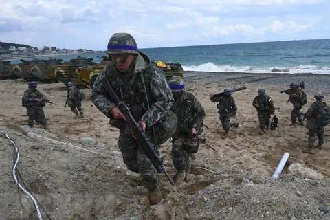 Hải quân Hàn Quốc tham gia cuộc tập trận chung với lính thủy đánh bộ Mỹ tại Pohang, Hàn Quốc ngày 2/4. (Nguồn: AFP/TTXVN)