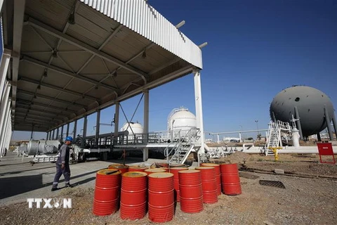 Các thùng chứa dầu tại cơ sở lọc dầu Bai Hassan ở Kirkuk, Iraq. (Nguồn: AFP/TTXVN)