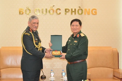 Đại tướng Ngô Xuân Lịch trao quà lưu niệm tặng Đại tướng Bipin Rawat. (Nguồn: qdnd.vn)