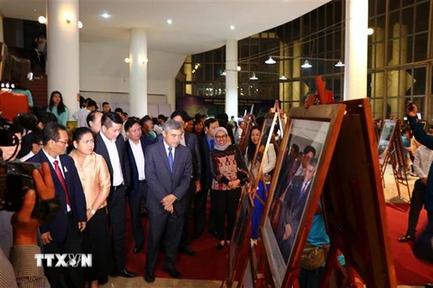 Đại diện Đại sứ quán Lào, Campuchia, Malaysia cùng các đại biểu tham quan triển lãm. (Ảnh: Nhan Sinh/TTXVN)