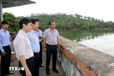 Đoàn công tác của Tổng cục Thủy lợi và UBND tỉnh Bình Thuận kiểm tra Hồ Cà Giây, huyện Bắc Bình. (Ảnh: Nguyễn Thanh/TTXVN)